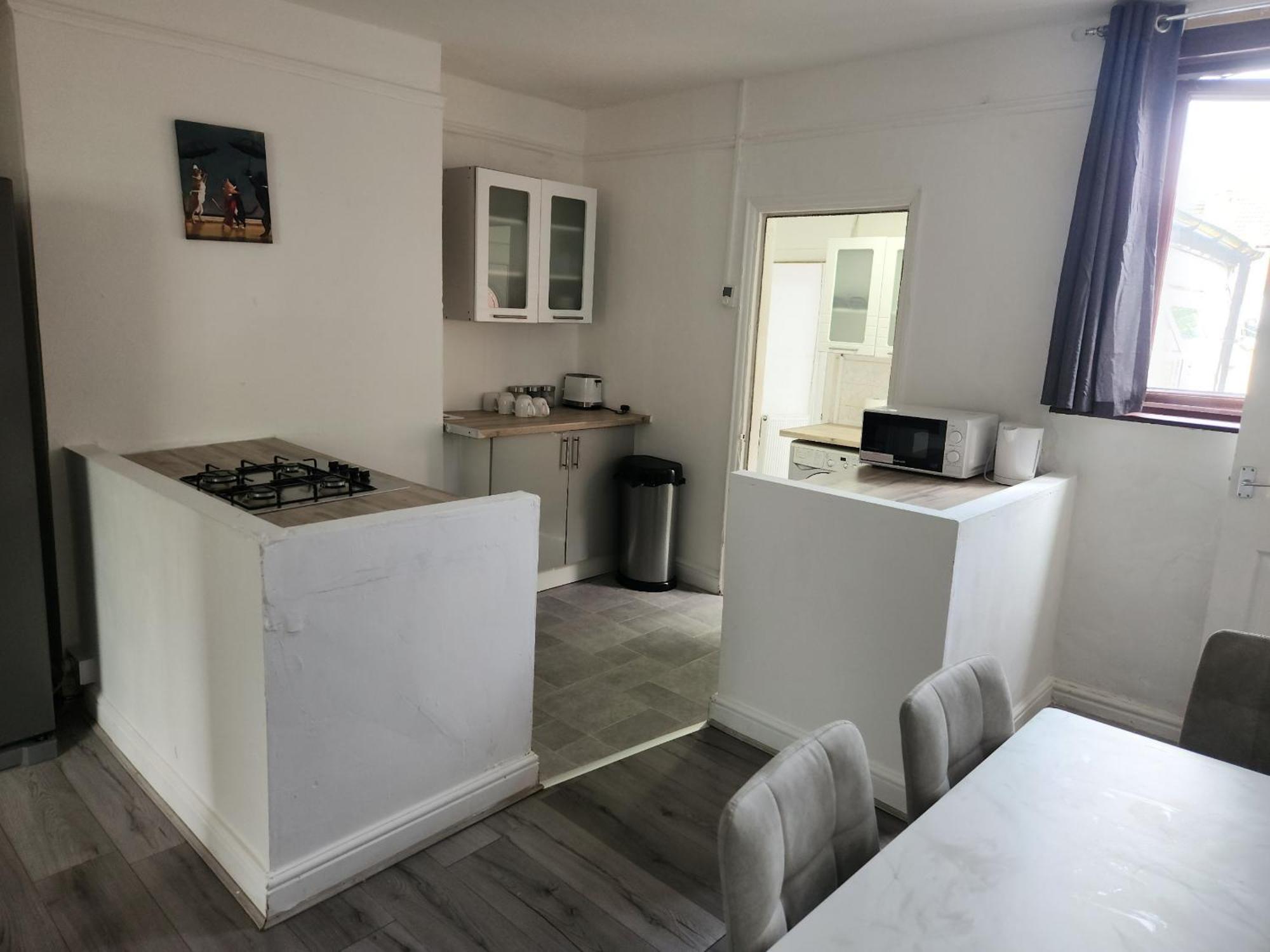 Serviced - - 3 Bed House-close To A1 & M18 - Contractors - Business Travellers - Families *