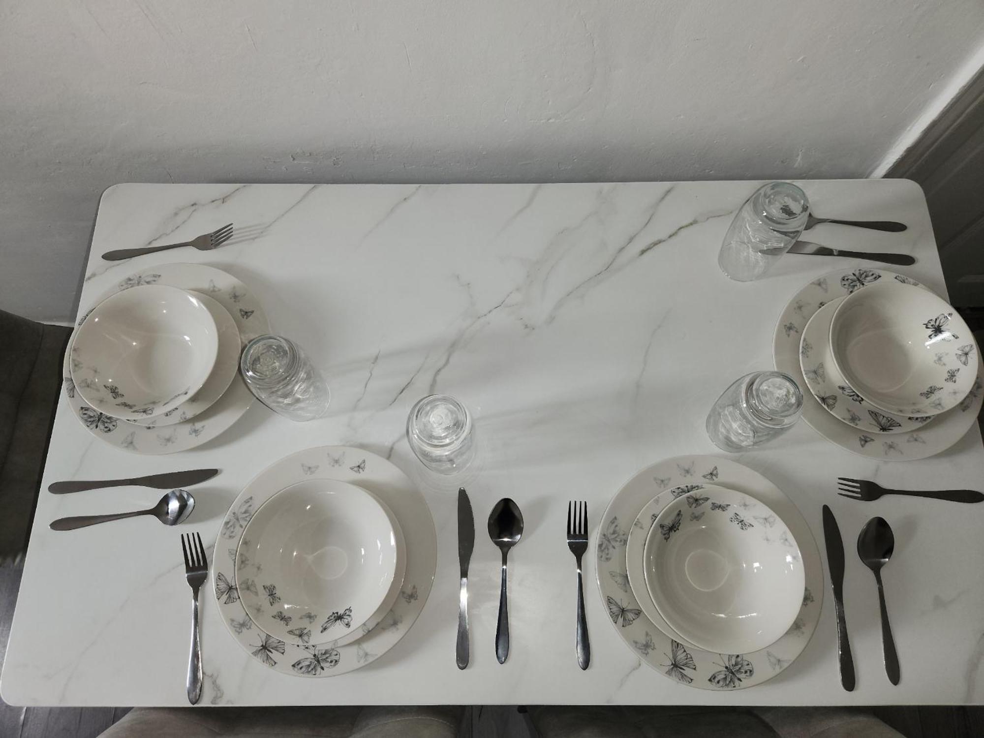 Serviced - - 3 Bed House-close To A1 & M18 - Contractors - Business Travellers - Families