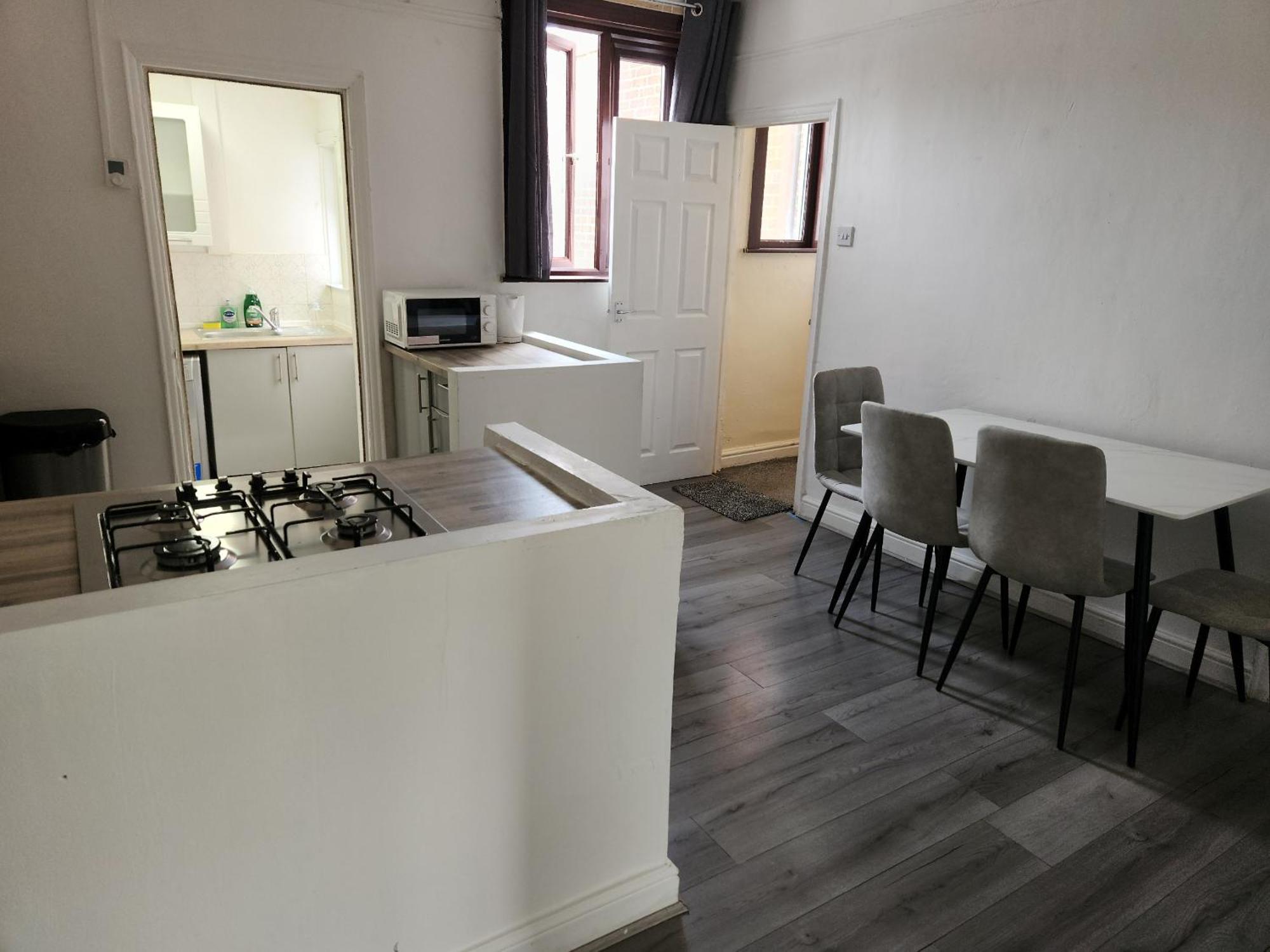 Serviced - - 3 Bed House-close To A1 & M18 - Contractors - Business Travellers - Families Holiday home *
