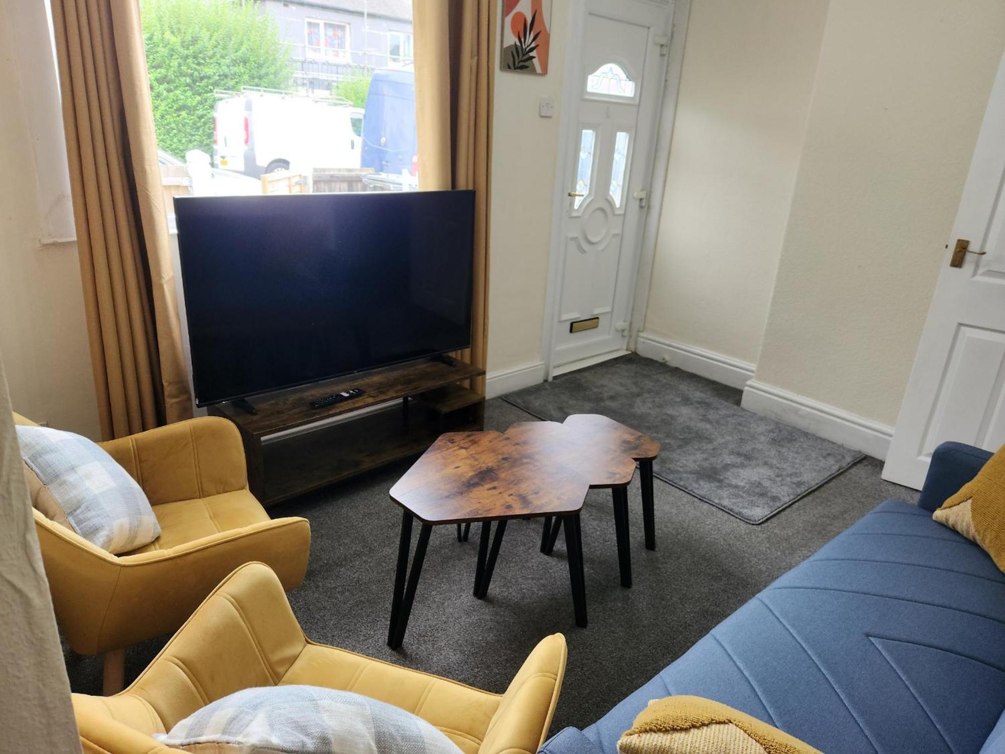 Serviced - - 3 Bed House-close To A1 & M18 - Contractors - Business Travellers - Families Holiday home