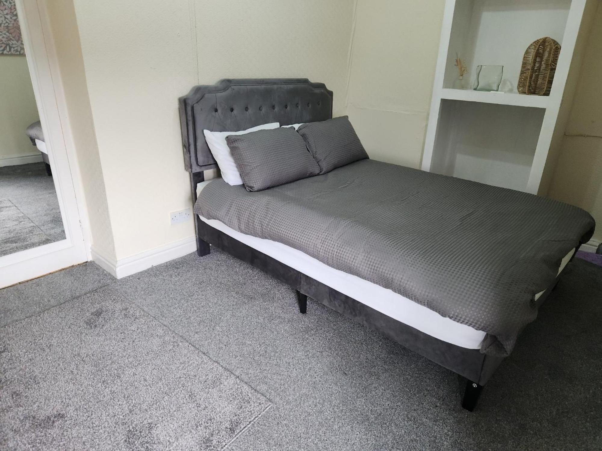 Serviced - - 3 Bed House-close To A1 & M18 - Contractors - Business Travellers - Families