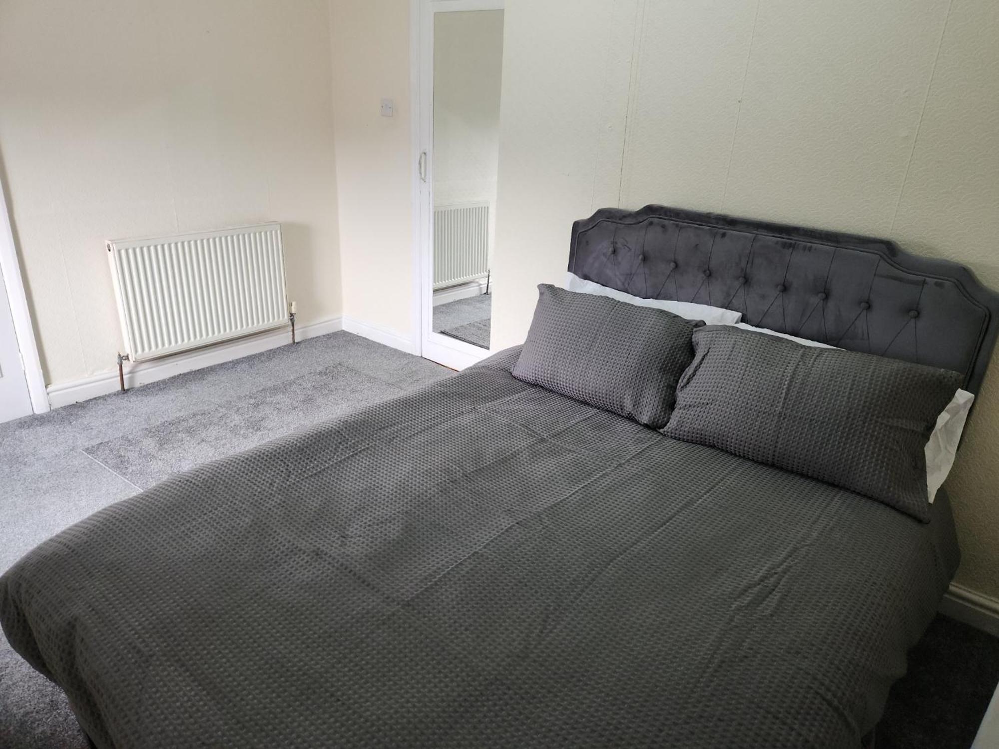 Serviced - - 3 Bed House-close To A1 & M18 - Contractors - Business Travellers - Families Holiday home *